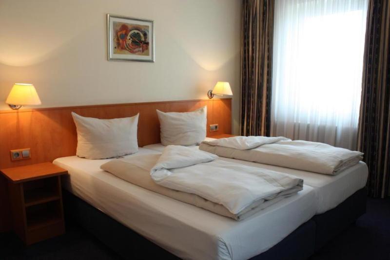 Hotel Niederraeder Hof Frankfurt am Main Room photo