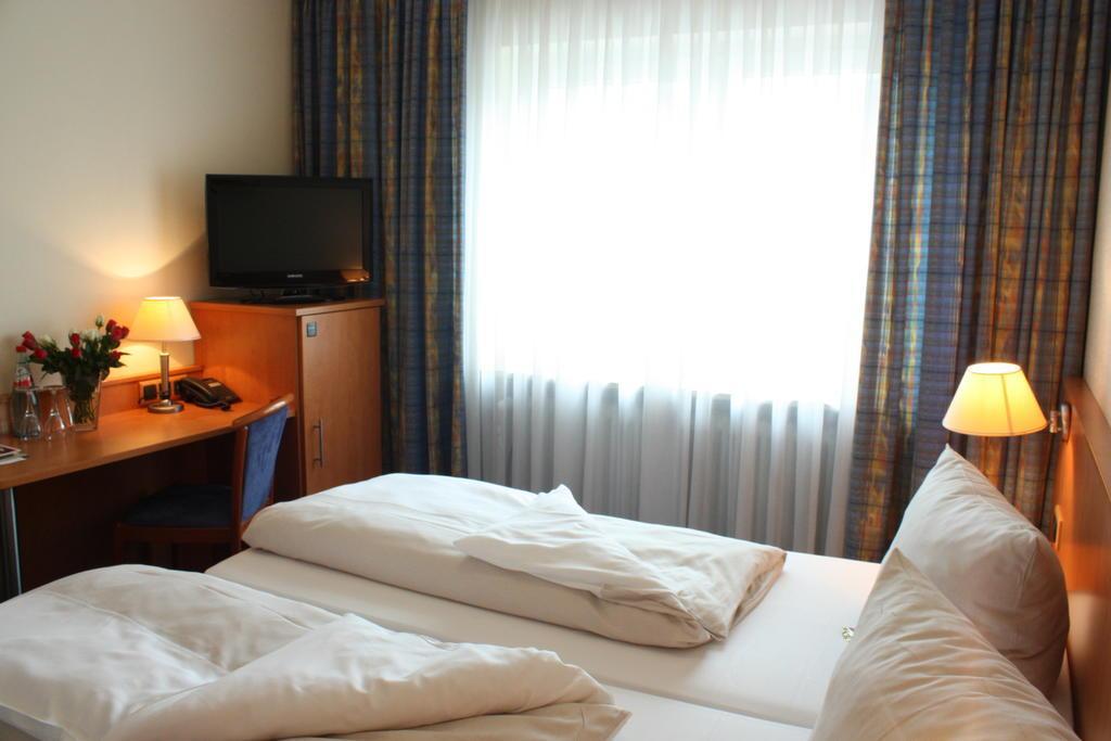 Hotel Niederraeder Hof Frankfurt am Main Exterior photo